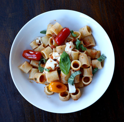 le sauce & co. quick and delicious tomato basil caprese pasta with rigatoni