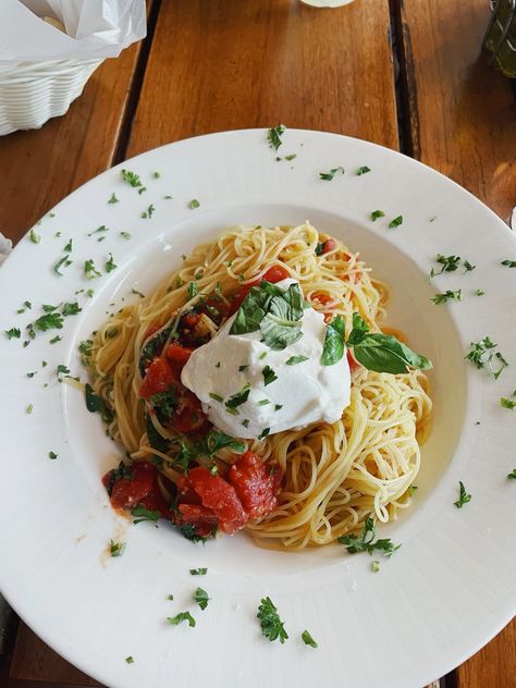 Summer Spaghetti With Tomatoes, Burrata, & Basil